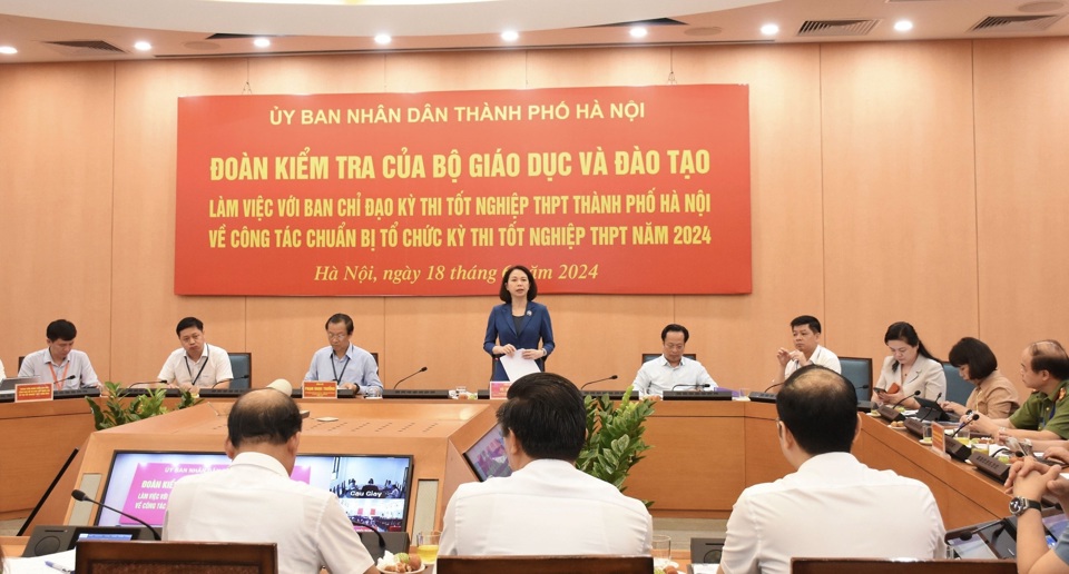 El vicepresidente del Comité Popular de Hanoi, Vu Thu Ha, y jefe del Comité Directivo del Examen de Graduación de la Escuela Secundaria de Hanoi, informó sobre el trabajo de preparación del examen a la delegación del comité directivo del examen nacional.