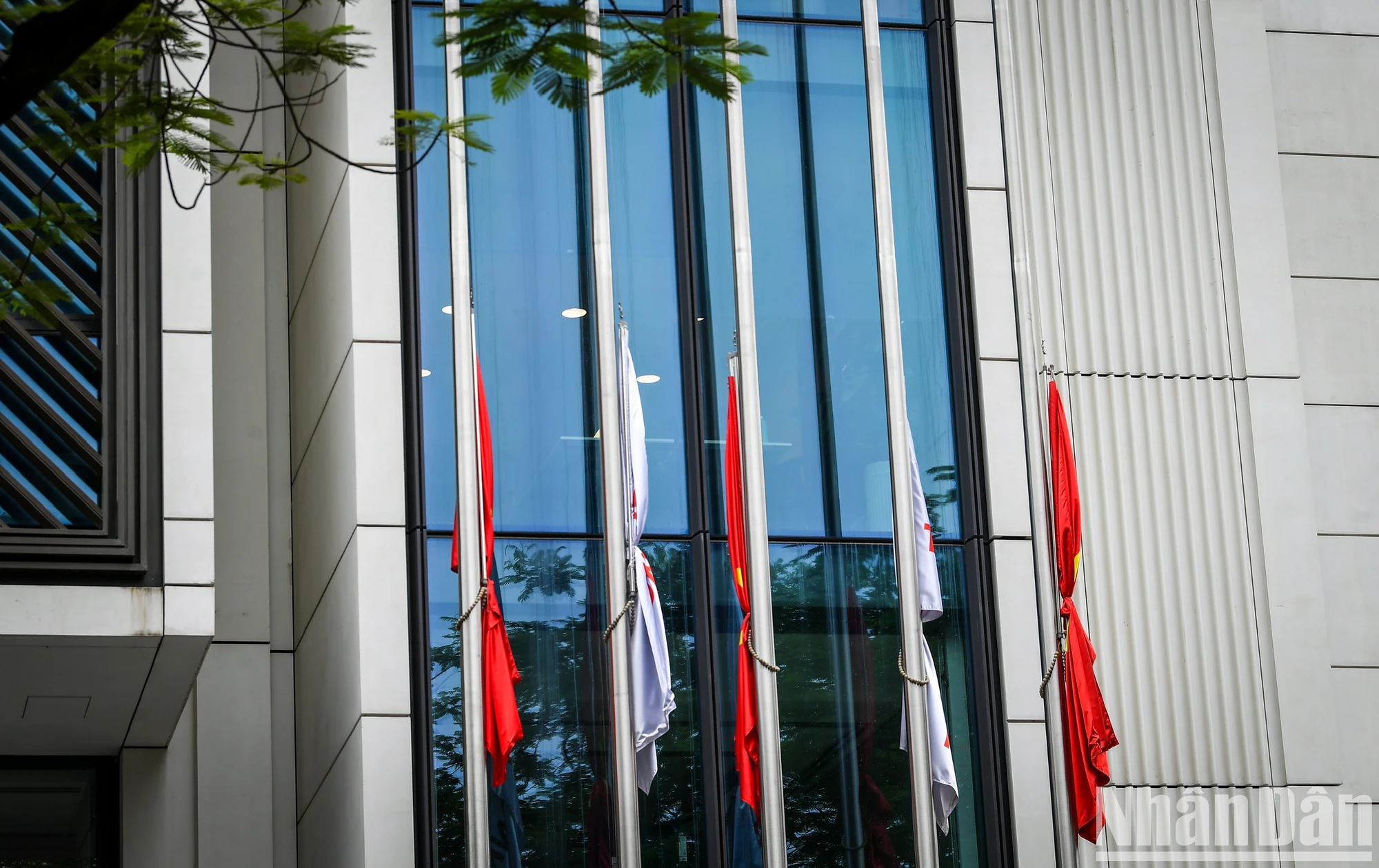 [Photo] Hanoi: Many places fly flags at half-mast to commemorate General Secretary Nguyen Phu Trong photo 13