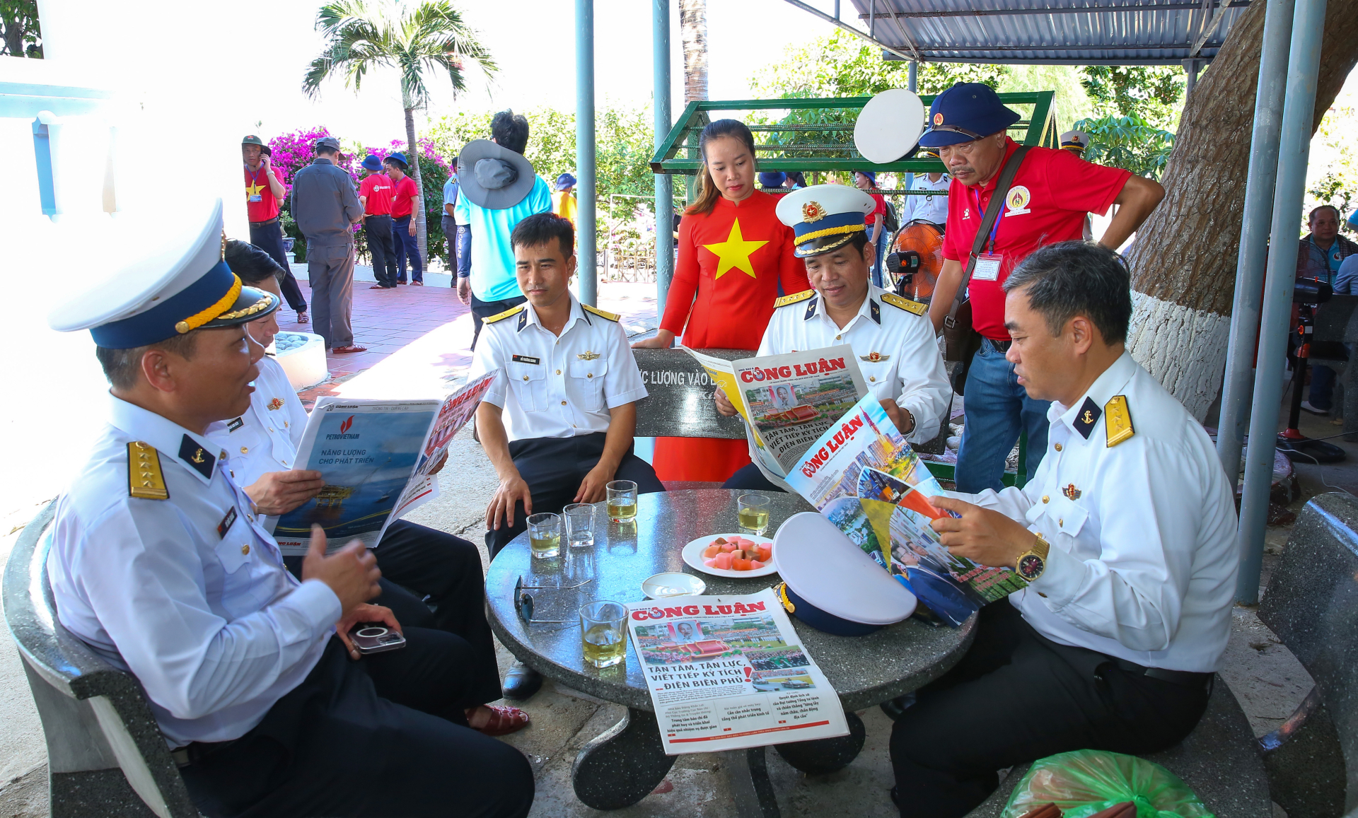 Journalist Nguyen Huong Newspaper Journalists and public opinion join forces with the sacred sea image 2