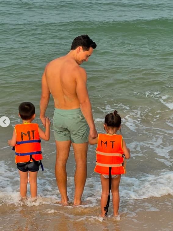 Kim Ly und die Zwillinge gingen in den Ferien schwimmen. Foto: Facebook-Figur