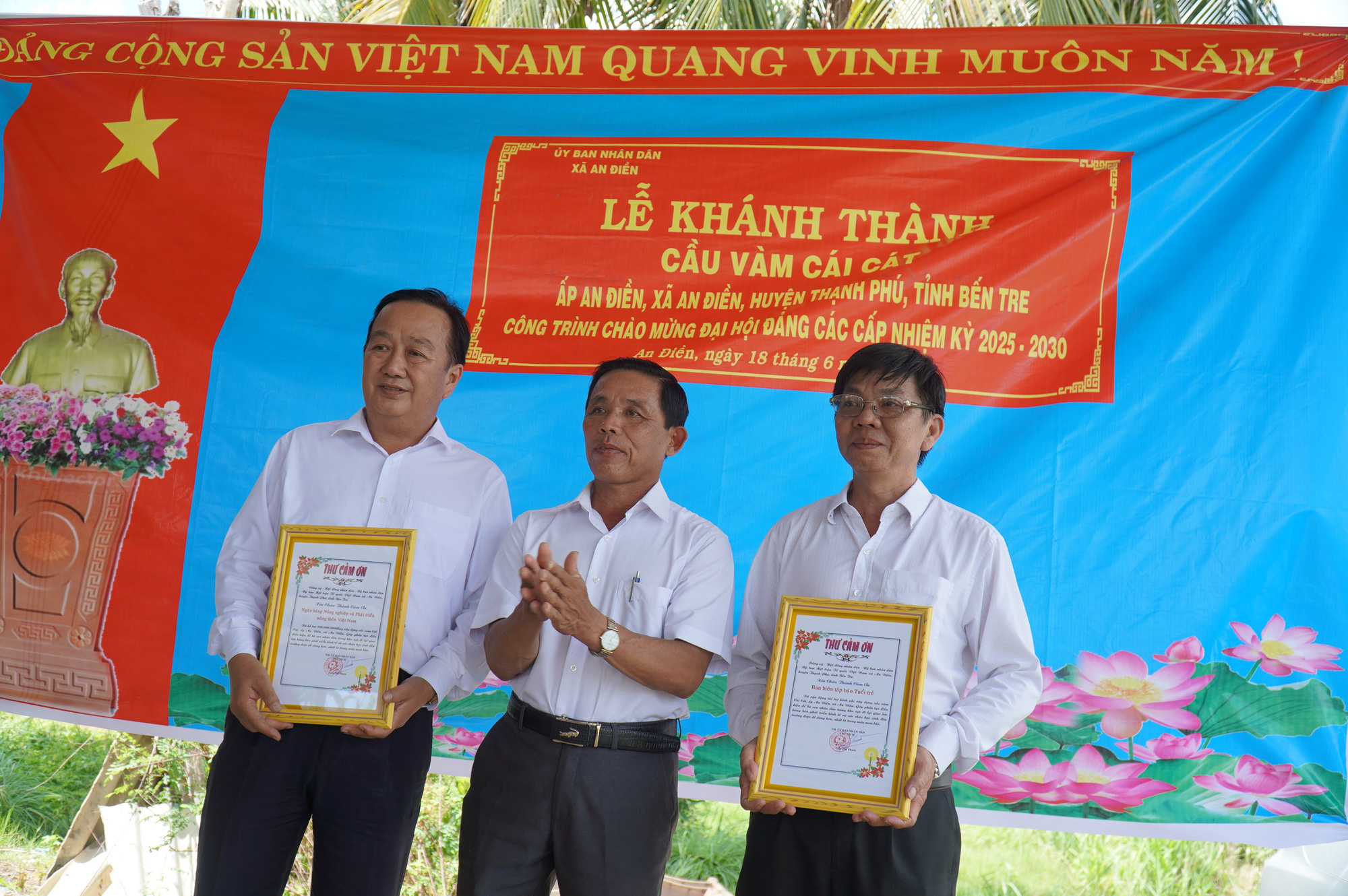 Chính quyền địa phương trao bằng khen và thư cảm ơn cho nhà tài trợ - Ảnh: MẬU TRƯỜNG