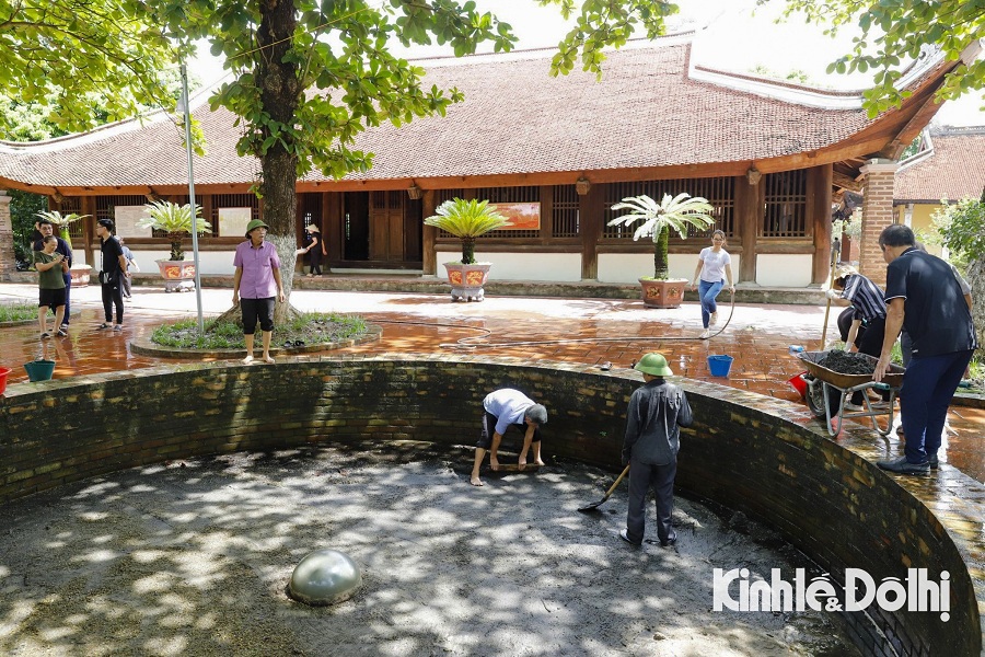Bí thư Chi bộ thôn Lại Đà, xã Đông Hội Nguyễn Phú Việt cho biết, thôn đã huy động các lực lượng để làm vệ sinh toàn bộ khu nhà văn hóa... đảm bảo công tác vệ sinh môi trường trong những ngày lễ tang và phục vụ đông đảo Nhân dân đến viếng Tổng Bí thư Nguyễn Phú Trọng.