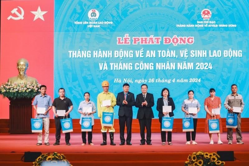 Ban Tổ chức trao 8 suất quà cho công nhân bị tai nạn lao động, bệnh nghề nghiệp (Ảnh: TLĐ).