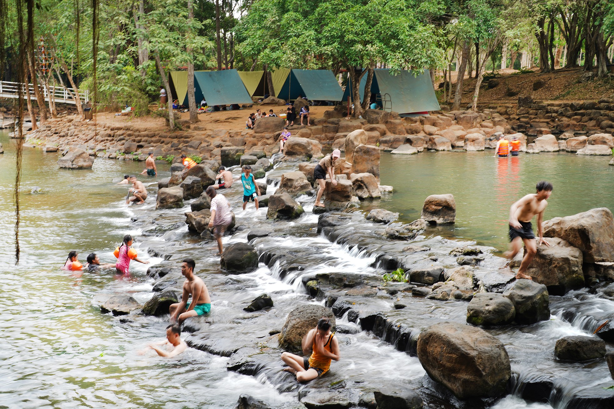 Experience armored vehicles 'crossing the forest' to avoid the heat during the April 30 holiday photo 1