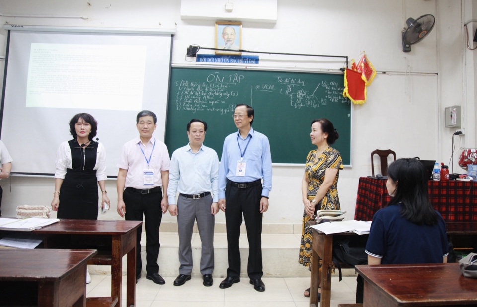 El viceministro de Educación y Capacitación, Pham Ngoc Thuong, y su delegación inspeccionaron los preparativos de los exámenes en la escuela secundaria Tran Phu, distrito de Hoan Kiem.