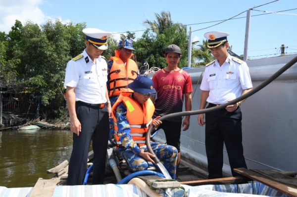 Nghĩa tình quân dân trong ngày nắng hạn