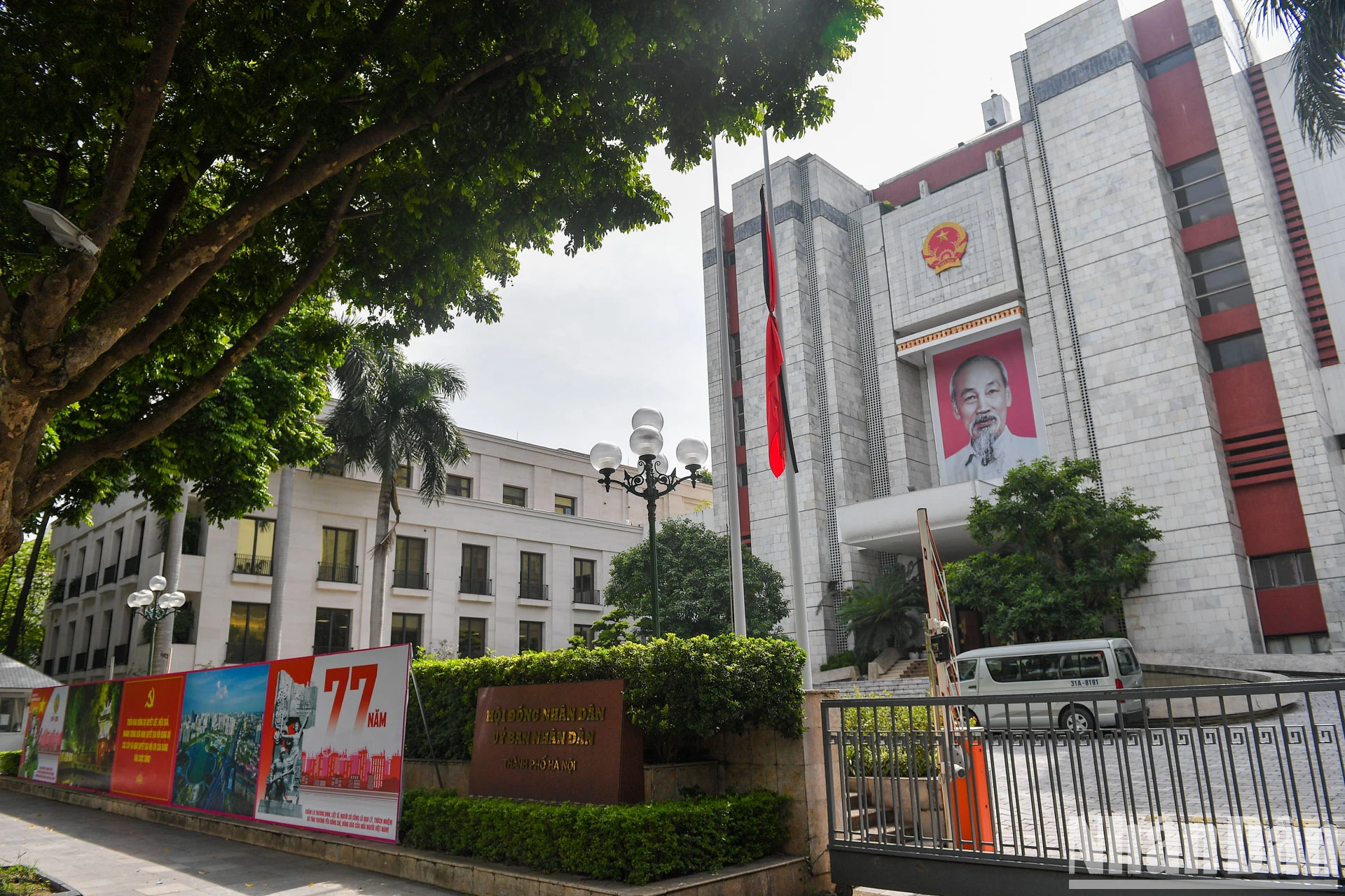 [Foto] Hanoi: Muchos lugares ondean banderas a media asta para conmemorar al Secretario General Nguyen Phu Trong foto 4