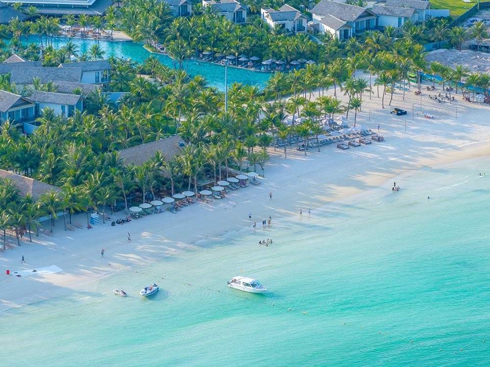 フーコック島のビーチのエメラルドグリーンの海は多くの観光客を魅了します。写真: トゥイ・ドゥオン