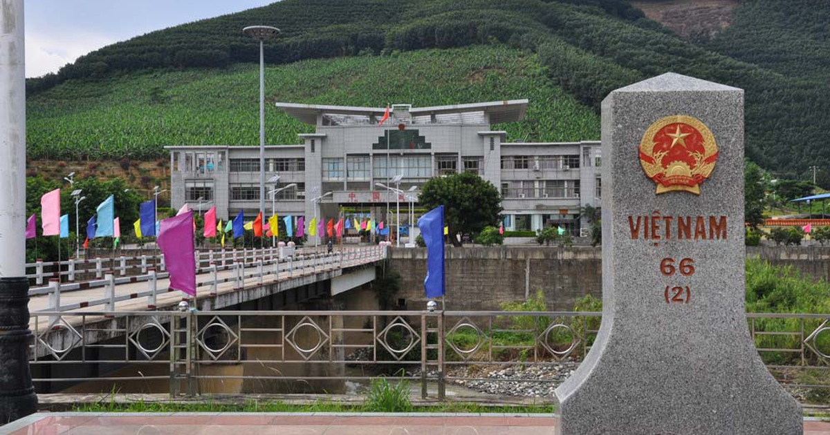 Living milestones guarding the border