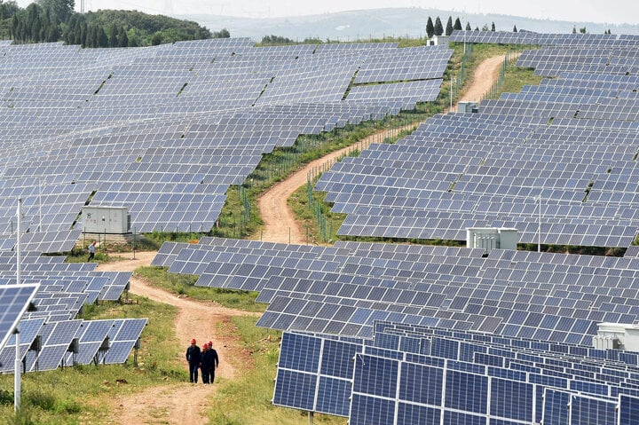 中国河南省平頂山市にある太陽光発電所。 （写真：ロイター）