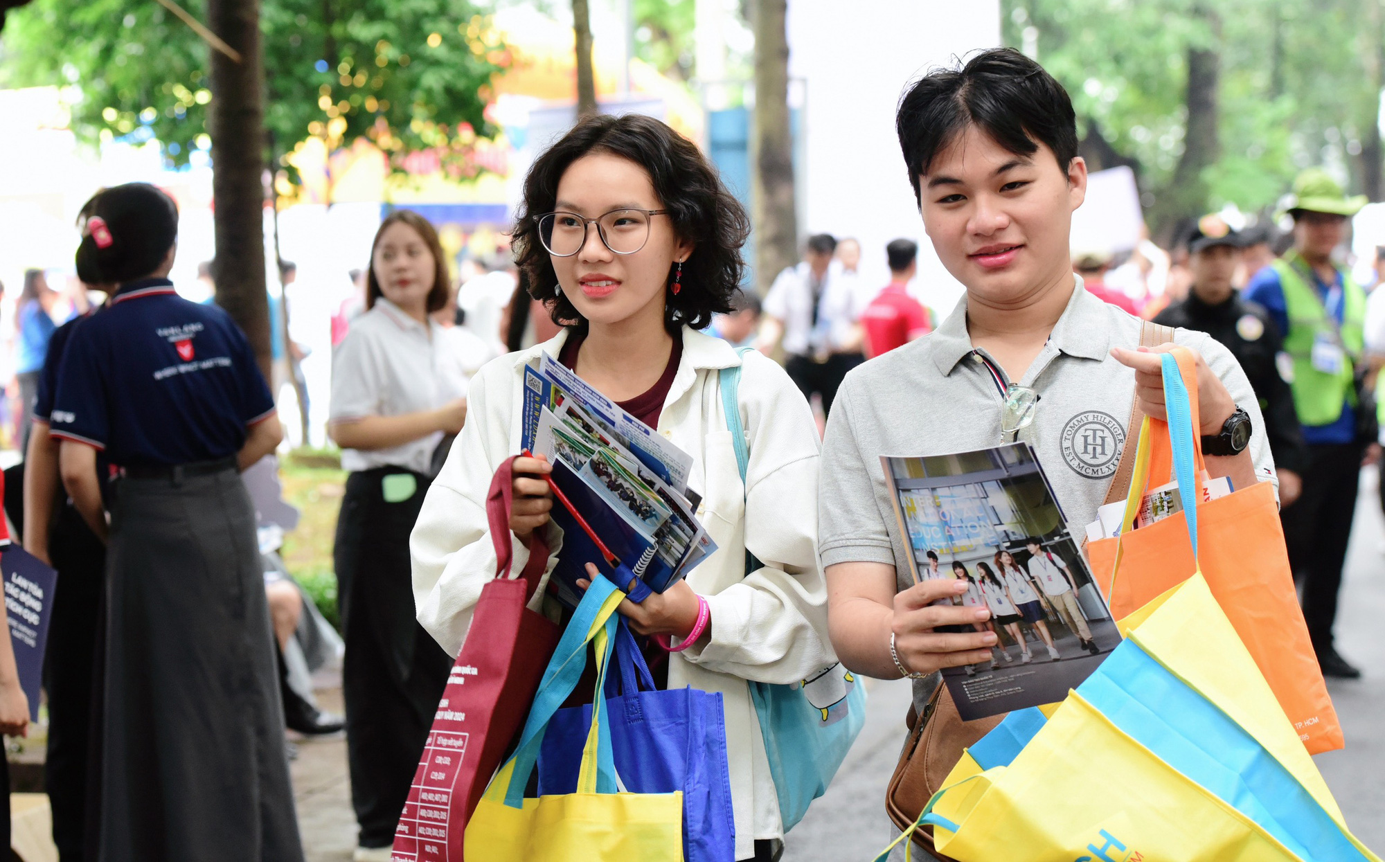 Thí sinh tham dự Ngày tư vấn xét tuyển ĐH-CĐ năm 2024 tại TP.HCM - Ảnh: DUYÊN PHAN