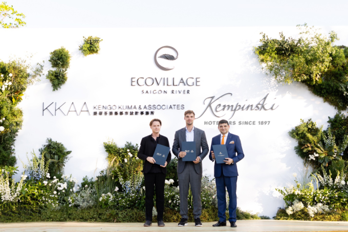 (Von links nach rechts) Herr Marcin Sapecta – stellvertretender Generaldirektor von Kengo Kuma & Associates, Vertreter des Ecopark-Gründers (Name hinzugefügt), Herr Manish Nambiar – Generaldirektor des Siam Kempinski Bangkok Hotel, bei der Unterzeichnungszeremonie am Nachmittag des 28. April im Ecovillage Saigon River. Foto: Quelle (Position und Fotoquelle prüfen)