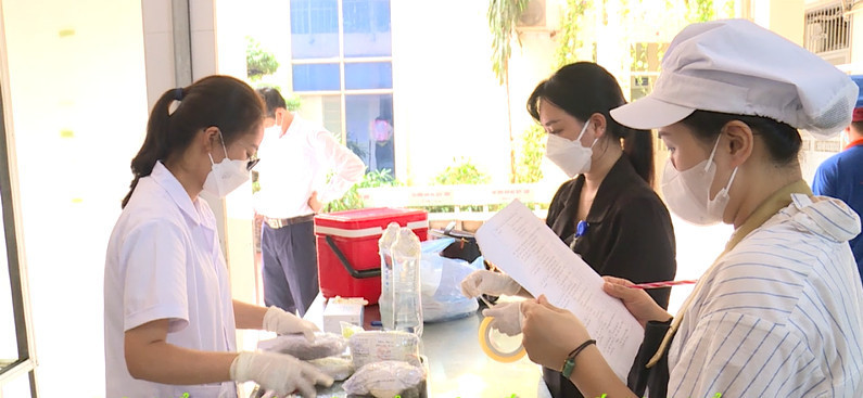 The Nam Tu Liem District Food Safety Inspection Team has increased inspection and supervision of food production and trading establishments in the area.