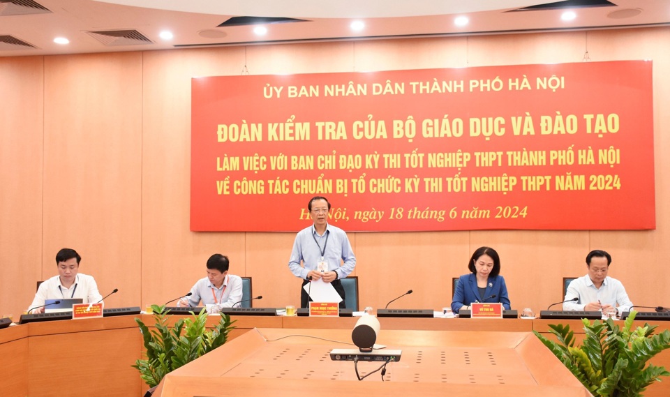 El viceministro Pham Ngoc Thuong, jefe del Comité Directivo Nacional para los Exámenes de Graduación de la Escuela Secundaria, habló en la sesión de trabajo con el Comité Directivo para los Exámenes de Graduación de la Escuela Secundaria en Hanoi.