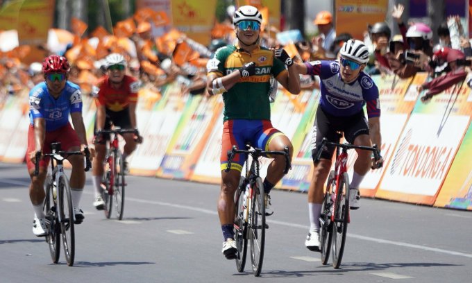 Tuan Kiet celebrates his victory after coming first in stage 24 of the Ho Chi Minh City Television Cup 2024 on the morning of April 29. Photo: Duc Dong