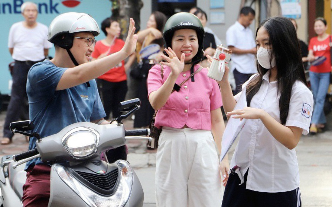 Entrance exam to grade 10 in Hanoi: Images of parents' love for their children in the first exam