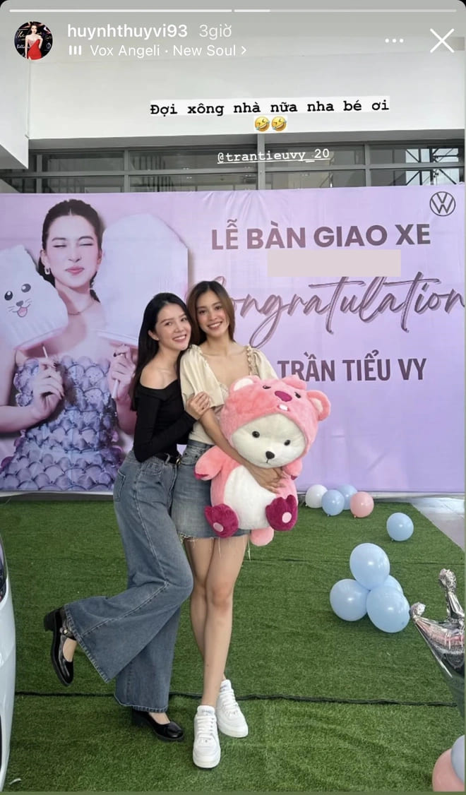 Tieu Vy takes a souvenir photo. Photo: Screenshot