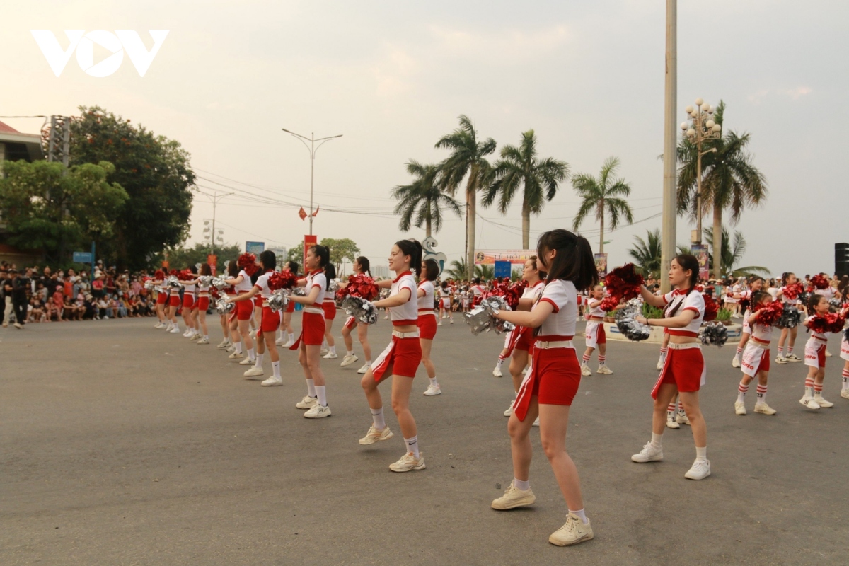 nang nong gay gat, bien quang binh dong khach dip nghi le hinh anh 7