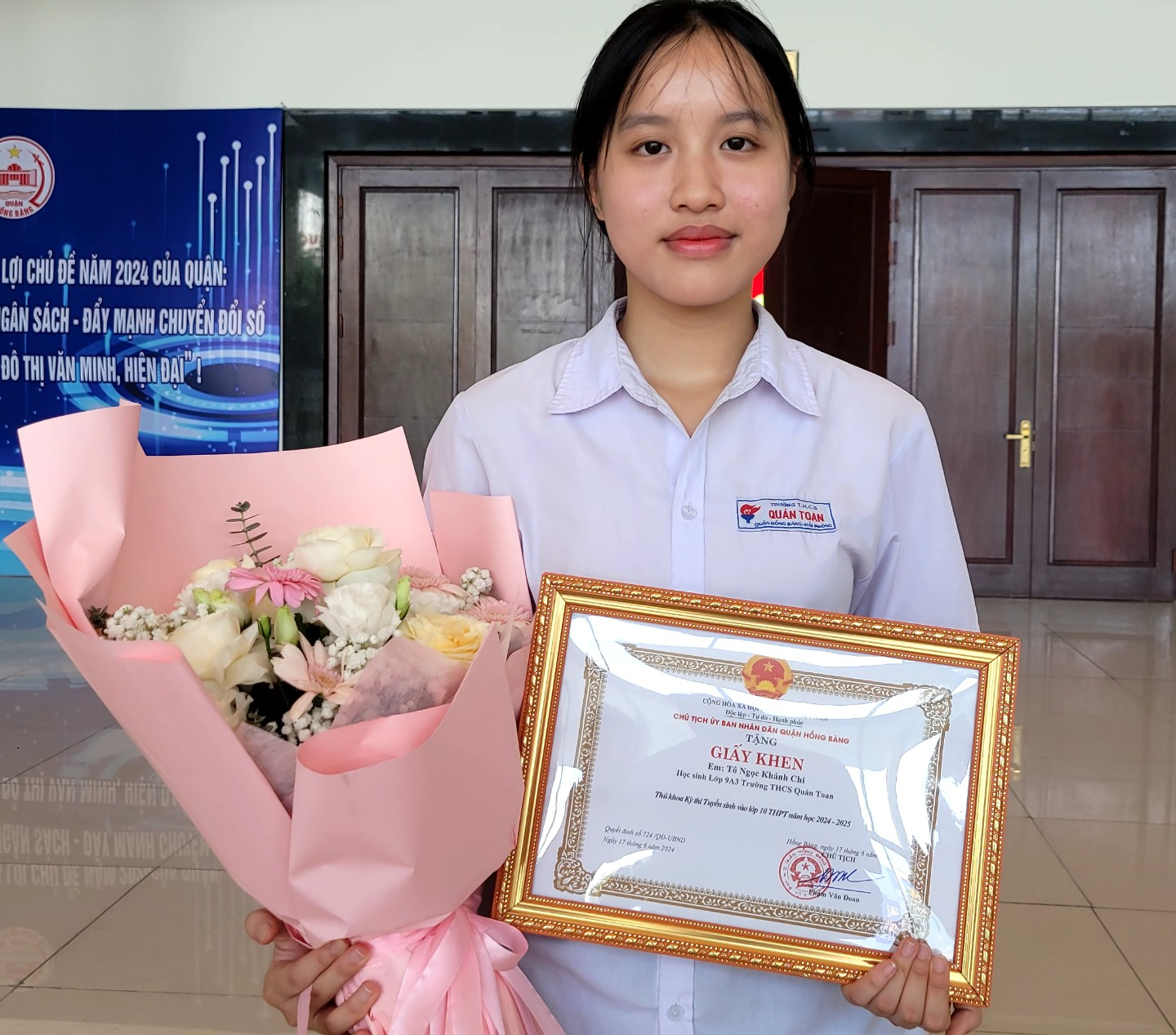 Chân dung thủ khoa thi vào lớp 10 Hải Phòng năm 2024 xin thêm 3 tờ giấy để viết văn - Ảnh 1.