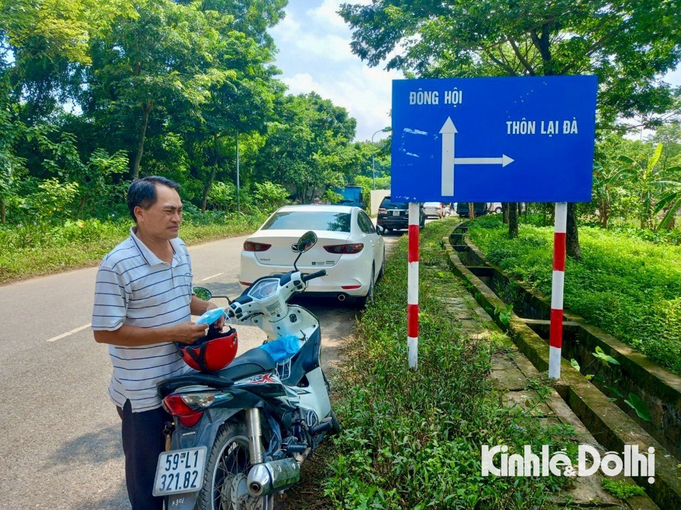 Ông Ngô Hữu Nghĩa - thường trú thôn Cổ Châu, xã Vân Hà, huyện Đông Anh đang sống và làm việc tại TP Hồ Chí Minh. Sau khi nghe tin Tổng Bí thư Nguyễn Phú Trọng qua đời, ông đã tức tốc trở về quê và đến thôn Lại Đà để tưởng niệm Tổng Bí thư. "Tôi vô cùng đau buồn và thương tiếc trước sự ra đi của bác Nguyễn Phú Trọng. Người dân Đông Anh chúng tôi nói riêng và cả nước nói chung đều dành cho bác những tình cảm đặc biệt, bác ra đi để lại nhiều sự tiếc thương cho dân tộc, cho đất nước,  bởi bây giờ đất nước chúng ta đang rất cần một người lãnh đạo liêm khiết, cương trực như bác" - ông Ngô Hữu Nghĩa ngậm ngùi chia sẻ.