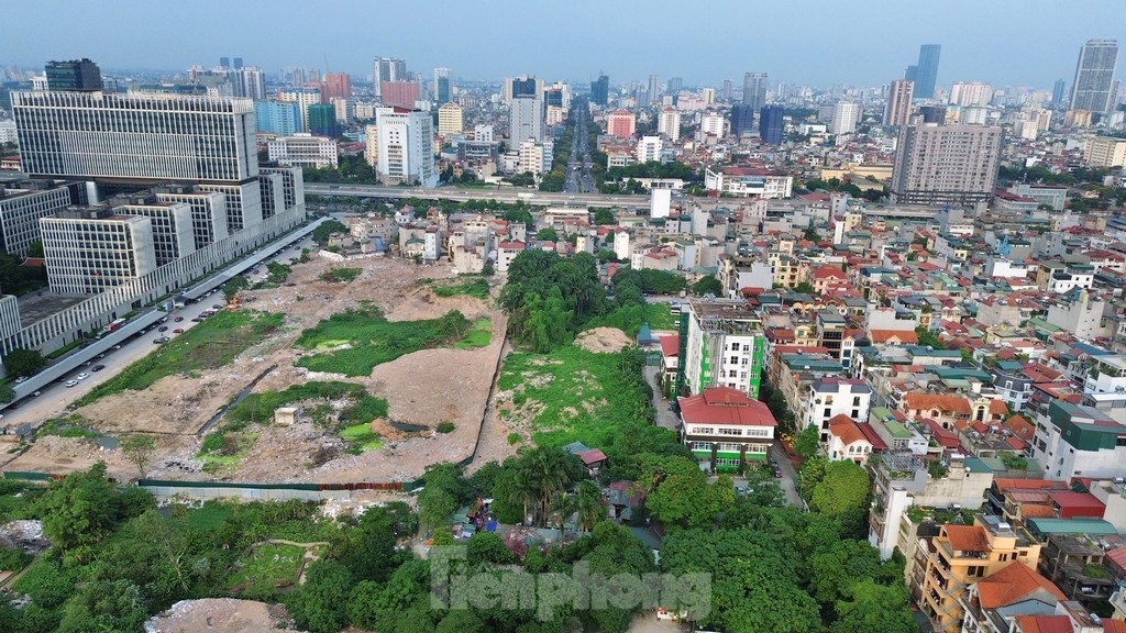ទិដ្ឋភាពបែប Panoramic នៃទីតាំងដែលផ្លូវក្រោមដីនឹងត្រូវបានសាងសង់នៅចំណុចប្រសព្វ Hoang Quoc Viet - Pham Van Dong - Tran Vy រូបថតទី 4