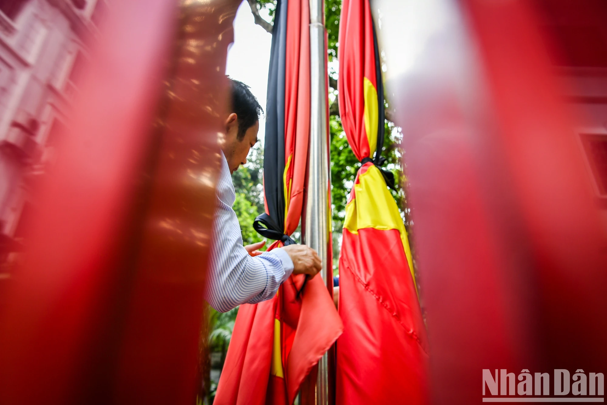 [Photo] Hanoi: Many places fly flags at half-mast to commemorate General Secretary Nguyen Phu Trong photo 16