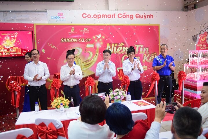 អ្នកដឹកនាំក្រុមហ៊ុន Saigon Co.op ធ្វើពិធីសម្ពោធកម្មវិធី។