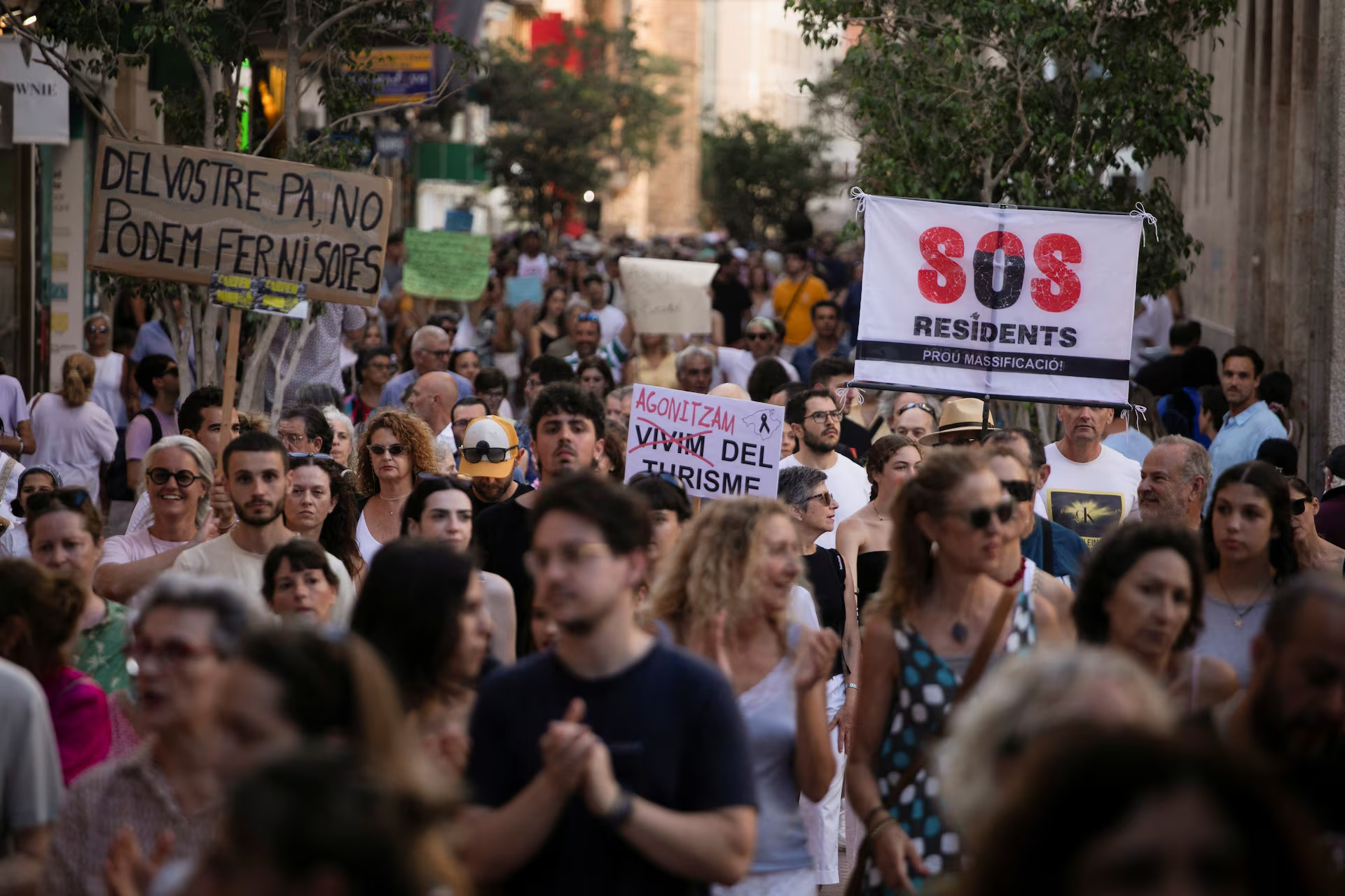 Massive tourism protest on the Spanish island of Mallorca picture 1