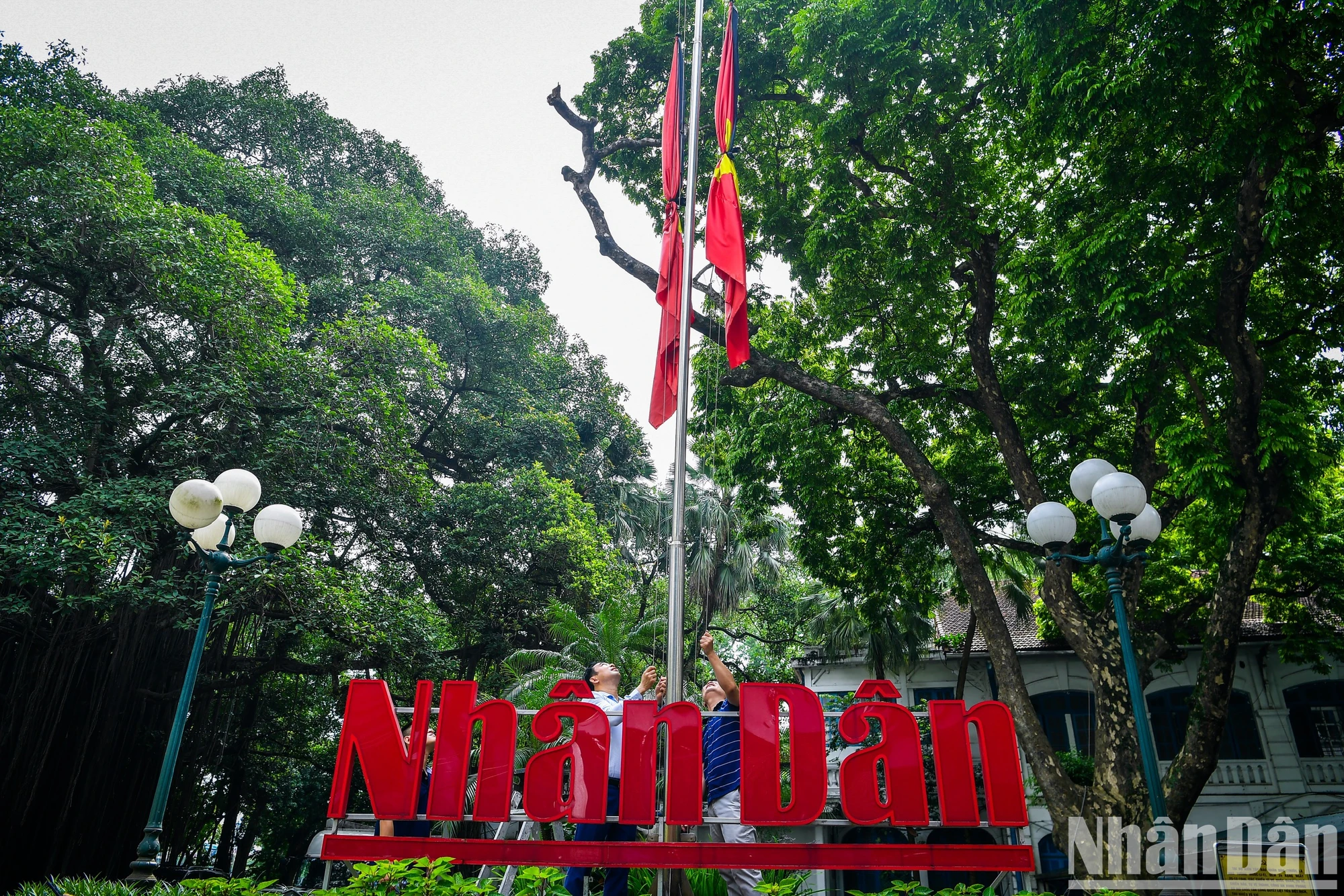 [Foto] Hanoi: Muchos lugares ondean banderas a media asta para conmemorar al Secretario General Nguyen Phu Trong foto 11