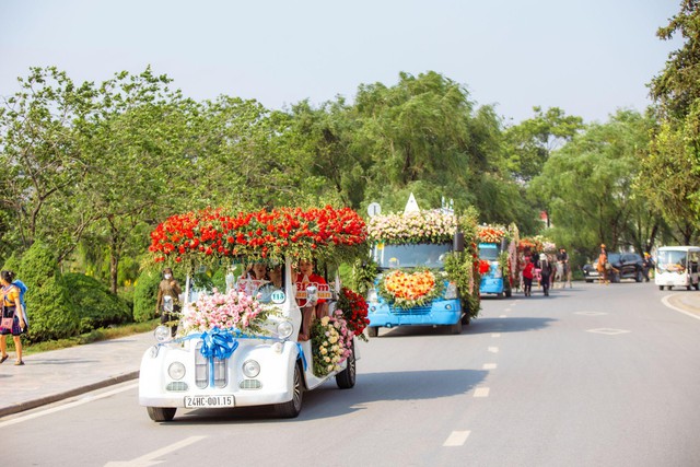 ទោះបីជាអាកាសធាតុក្តៅក៏ដោយ ក៏ភ្ញៀវទេសចររាប់ពាន់នាក់នៅតែសម្រុកទៅ Sa Pa, Ha Long, និង Sam Son ដើម្បីរីករាយថ្ងៃបុណ្យដំបូង - រូបថត ១១.