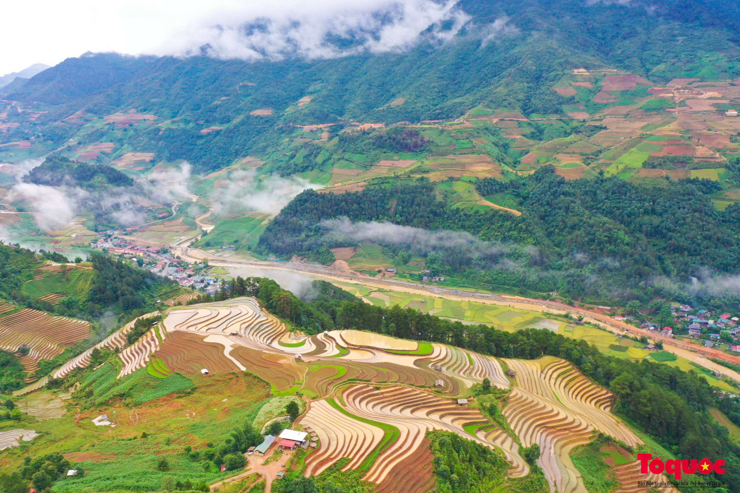 Ngắm nhìn ruộng bậc thang Mù Cang Chải mùa nước đổ - Ảnh 1.