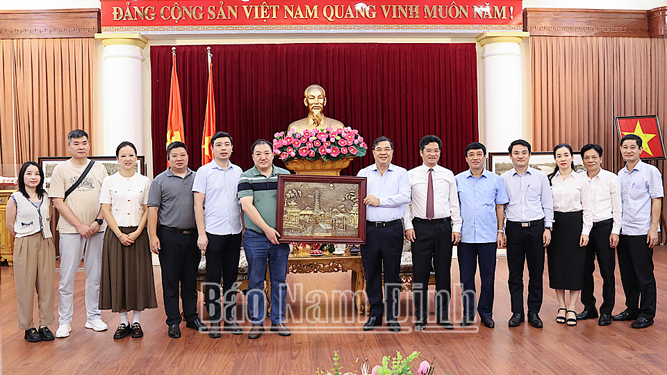 Đồng chí Phạm Gia Túc, Ủy viên Ban Chấp hành Trung ương Đảng, Bí thư Tỉnh ủy Nam Định tặng Đoàn công tác của Tập đoàn Chung Nam bức tranh Tháp Phổ Minh - biểu tượng lịch sử - văn hóa của tỉnh Nam Định.