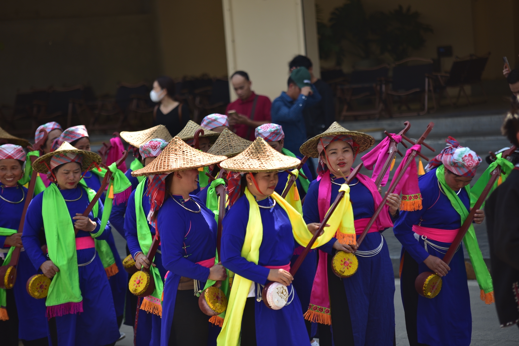 ផ្កា​កុលាប​ពេញ​ផ្ទៃ​មេឃ​នៃ Sa Pa ទាក់ទាញ​ភ្ញៀវ​រាប់​ម៉ឺន​នាក់​ទៅ​លេង​ភ្នំ​ដើម្បី​គេច​ពី​កម្ដៅ​ថ្ងៃ - រូបថត ៧.