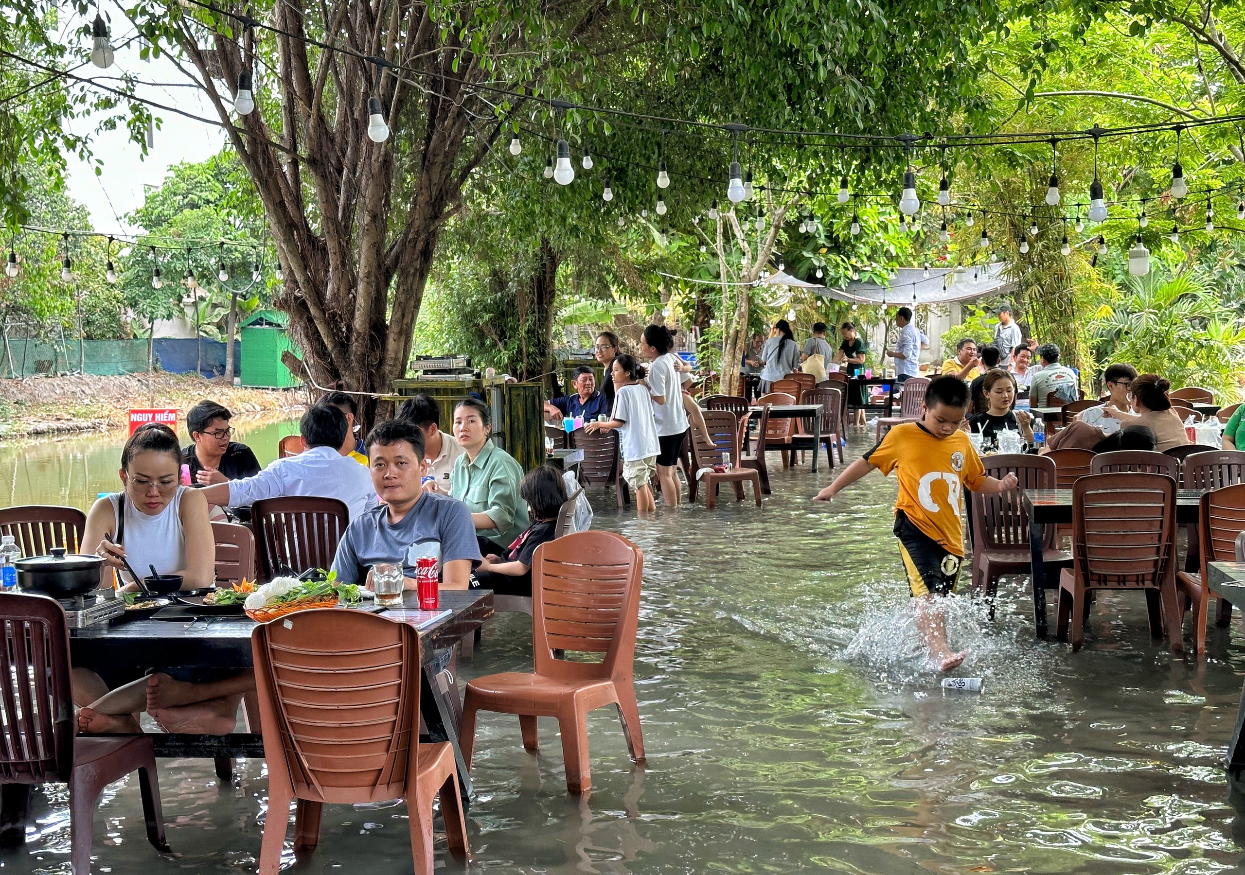 Độc lạ quán ăn TP.HCM mùa nắng nóng: Khách vừa ăn vừa… bì bõm lội nước- Ảnh 1.