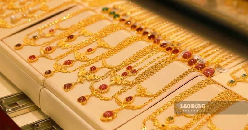 Giảm mạnh, chịu áp lực từ đồng USD