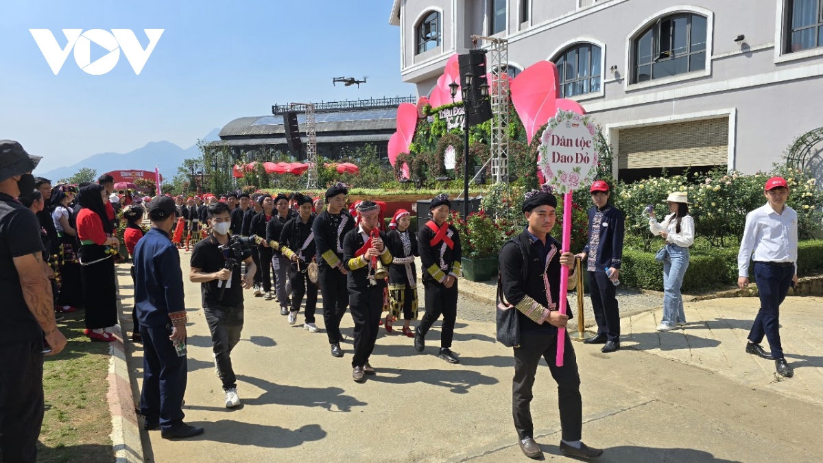 Tourists flock to the colorful culture of the Sapa Summer Festival, photo 3