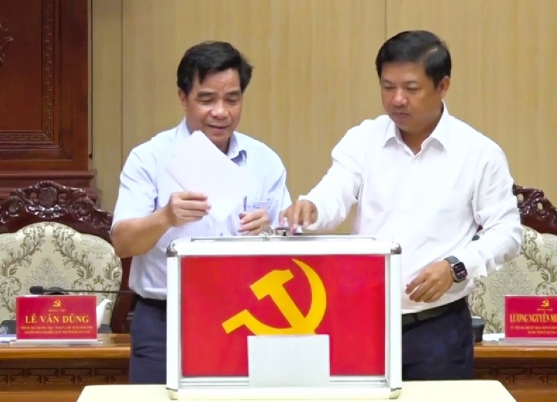 Quang Nam Provincial Party Committee voted to elect Major General Nguyen Duc Dung as Deputy Secretary of the Provincial Party Committee. Photo: Provincial Party Committee Office