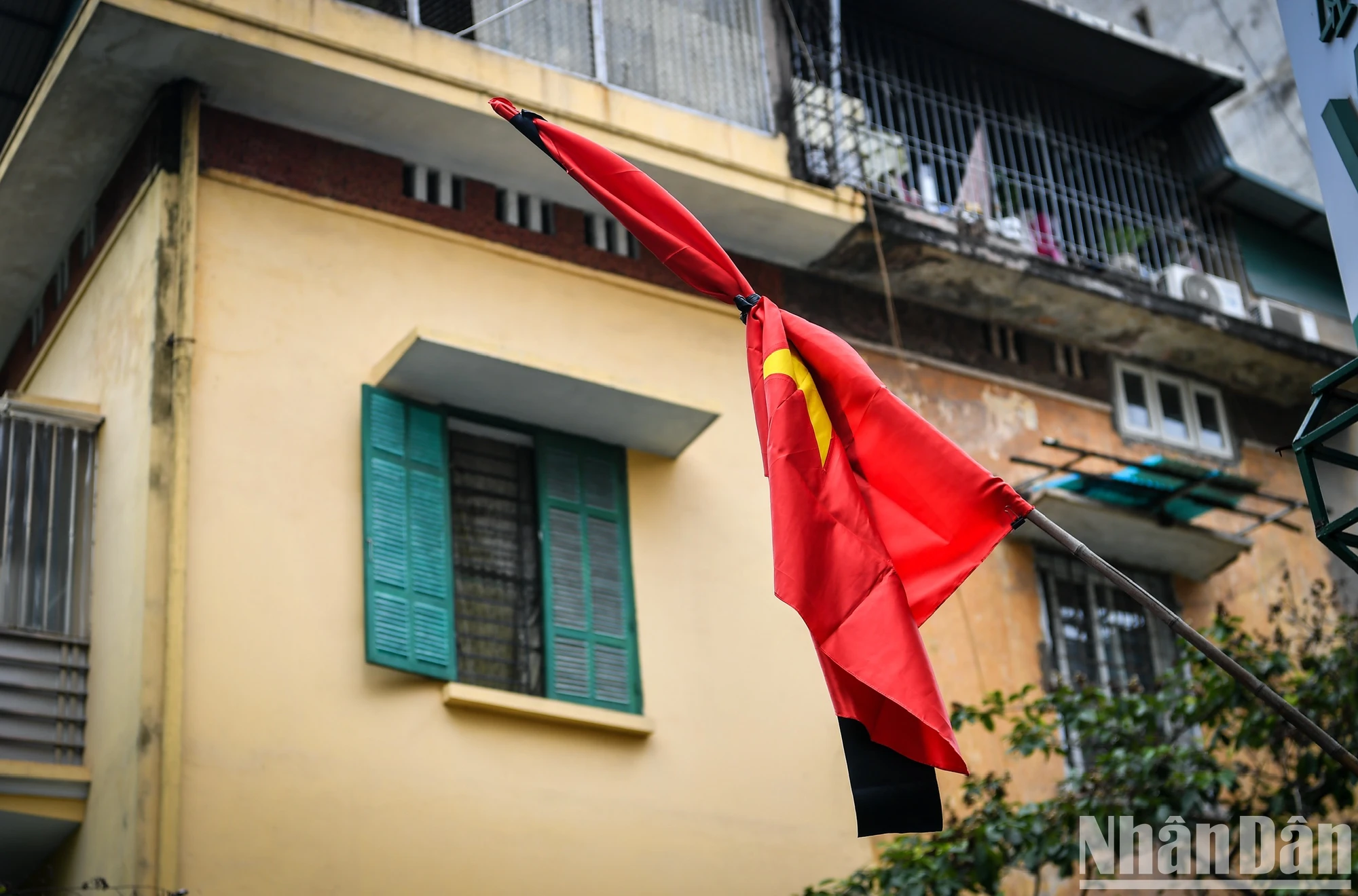 [Photo] Hanoi: Many places fly flags at half-mast to commemorate General Secretary Nguyen Phu Trong photo 15