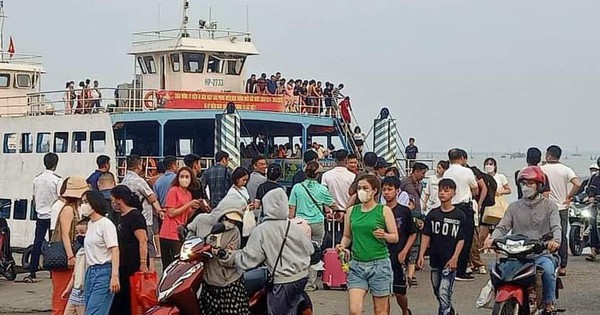 Lượng khách qua phà Đồng Bài ra Cát Bà tăng gấp đôi ngày thứ hai kỳ nghỉ lễ