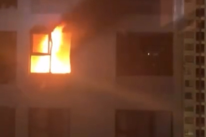 Huge fire breaks out in apartment building in HCMC, hundreds of residents flee