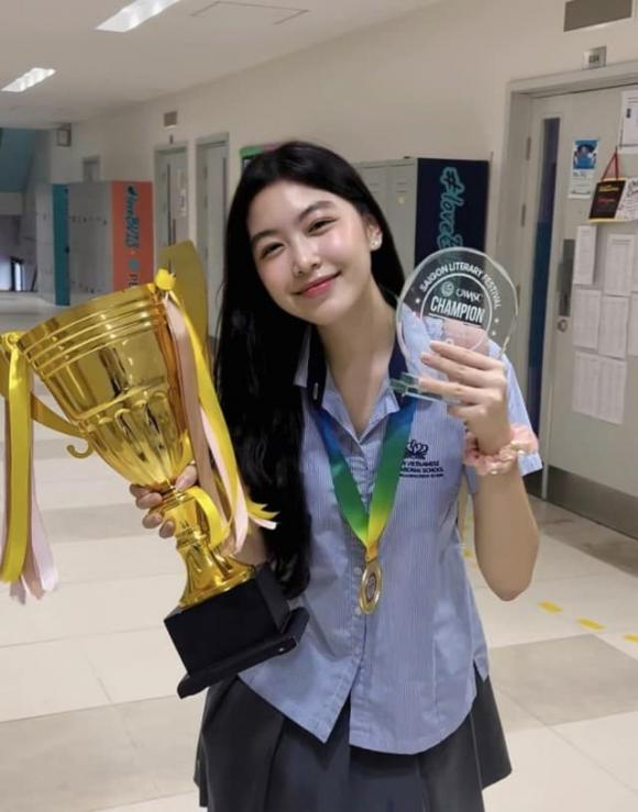 Quyen Linhs Tochter prahlte einmal damit, in der High School einen Zeichenpreis gewonnen zu haben. Foto: Facebook-Figur