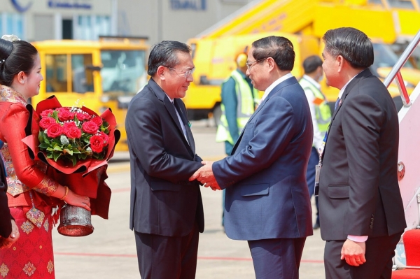 Premierminister Pham Minh Chinh kommt in Vientiane an und beginnt seine Reise zur Teilnahme am 44. und 45. ASEAN-Gipfel.