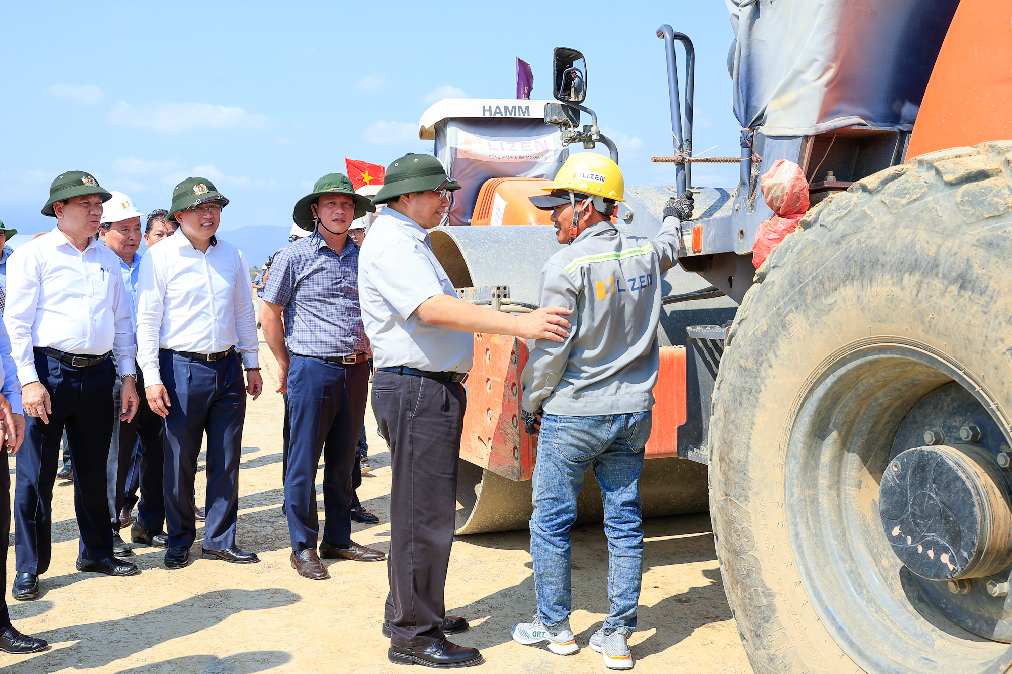 Thủ tướng Phạm Minh Chính tới hiện trường đôn đốc tiến độ các dự án cao tốc trọng điểm- Ảnh 4.