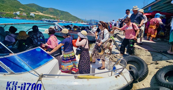 Nghỉ lễ, xe du lịch nối đuôi nhau trong nội thành Nha Trang