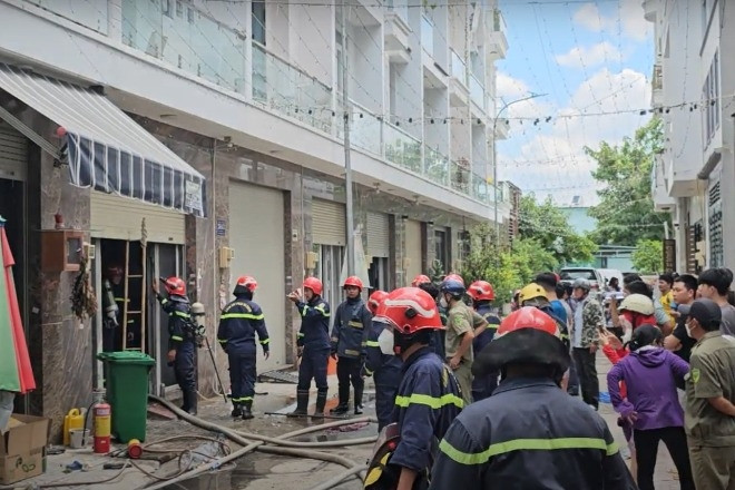 Big fire in 4-storey house in HCMC, 3 people climbed to the roof to escape