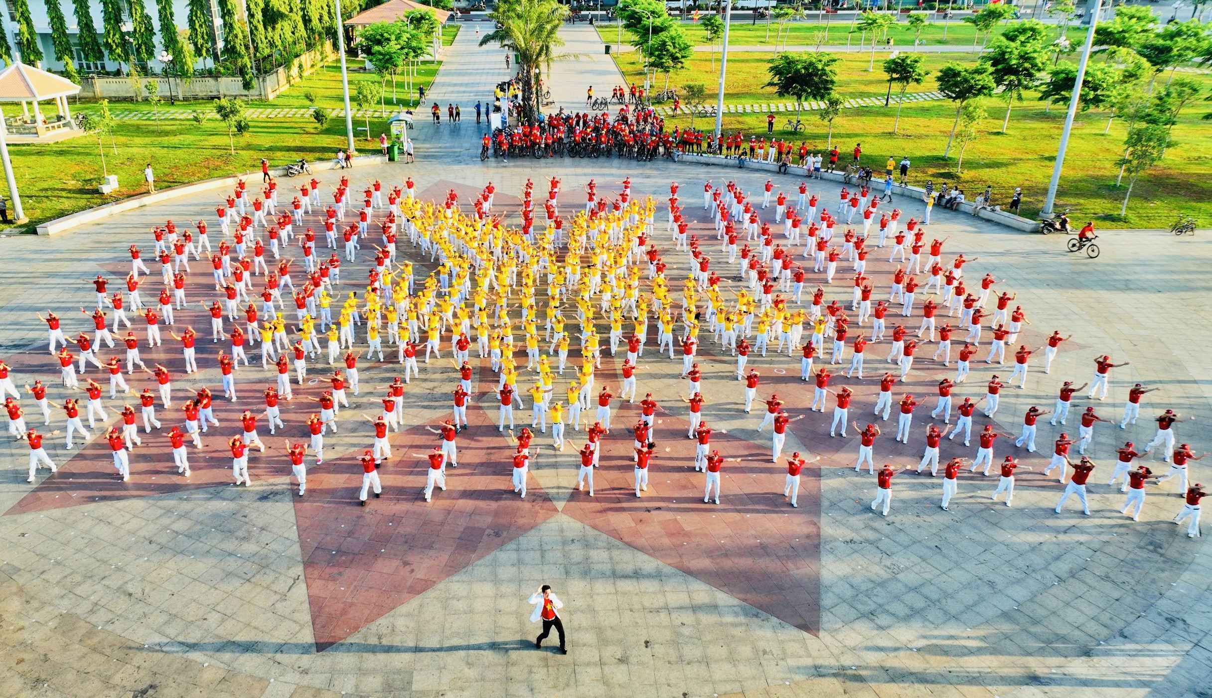 Event - Women of Dong Nai province form giant shapes to celebrate April 30th holiday