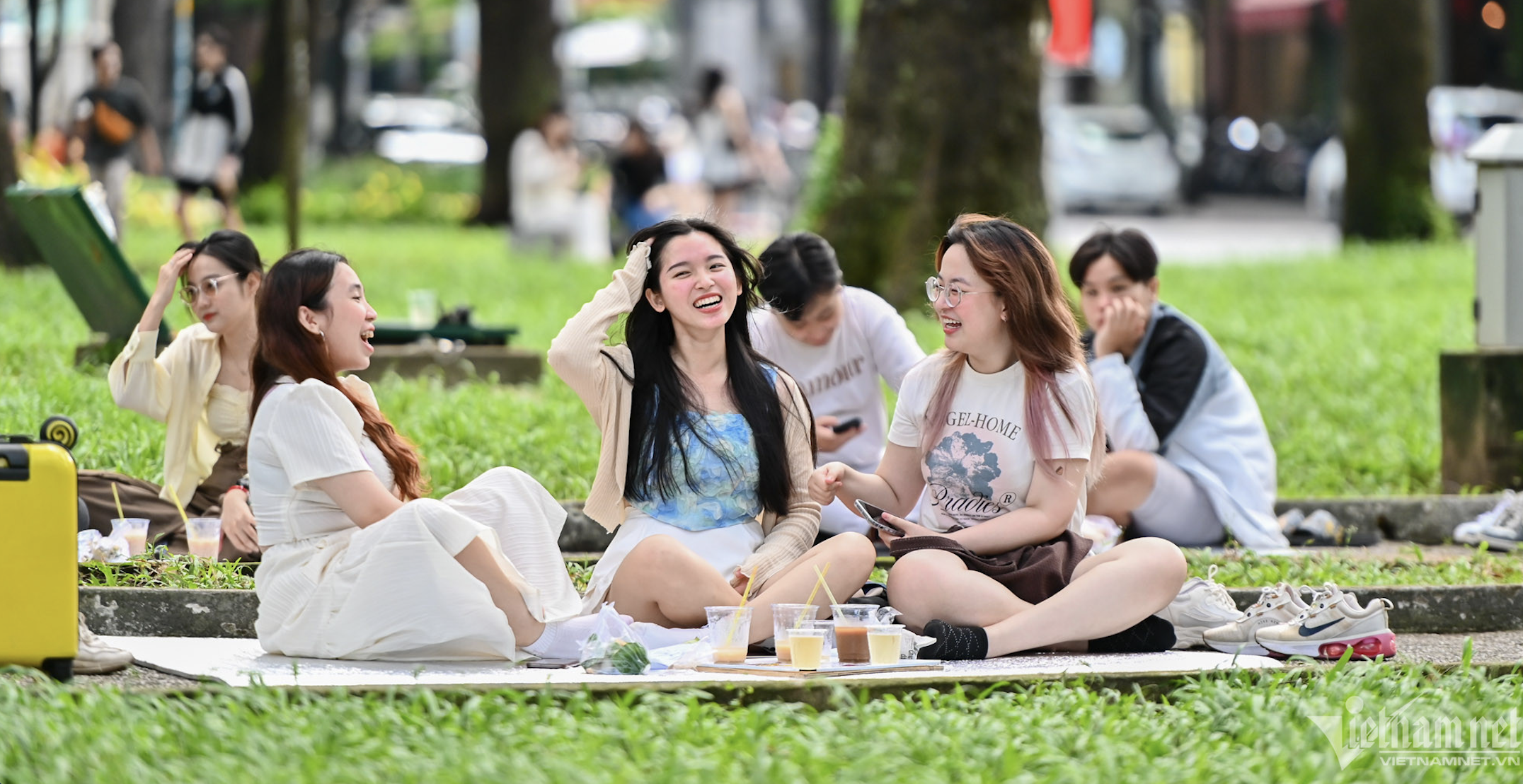 Giới trẻ TPHCM đến Dinh Độc Lập, công viên khu trung tâm chơi lễ