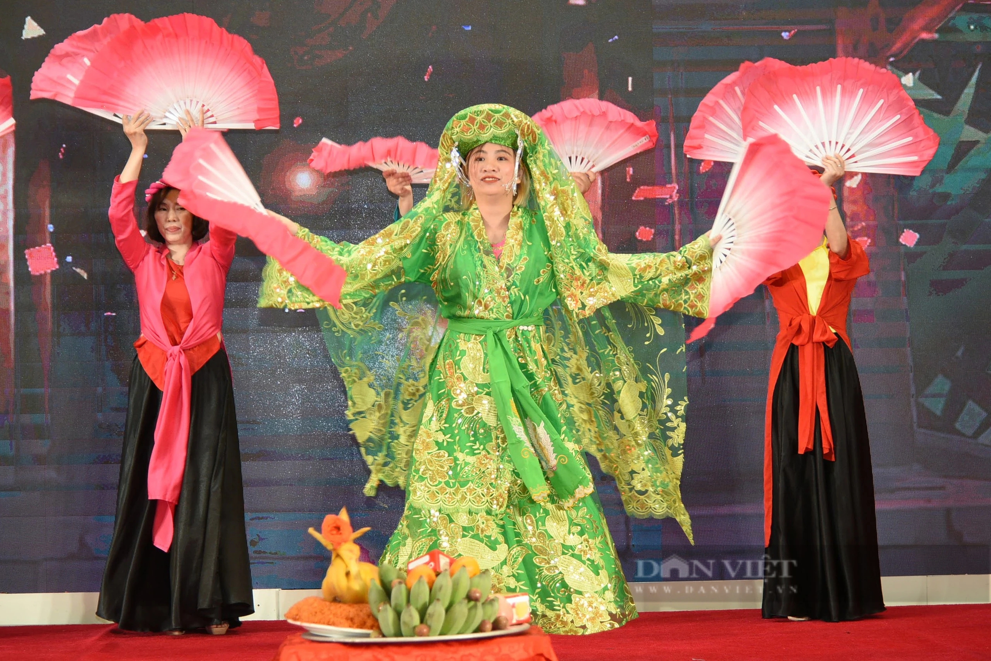 Việt Tú, Bùi Huyền Trang 