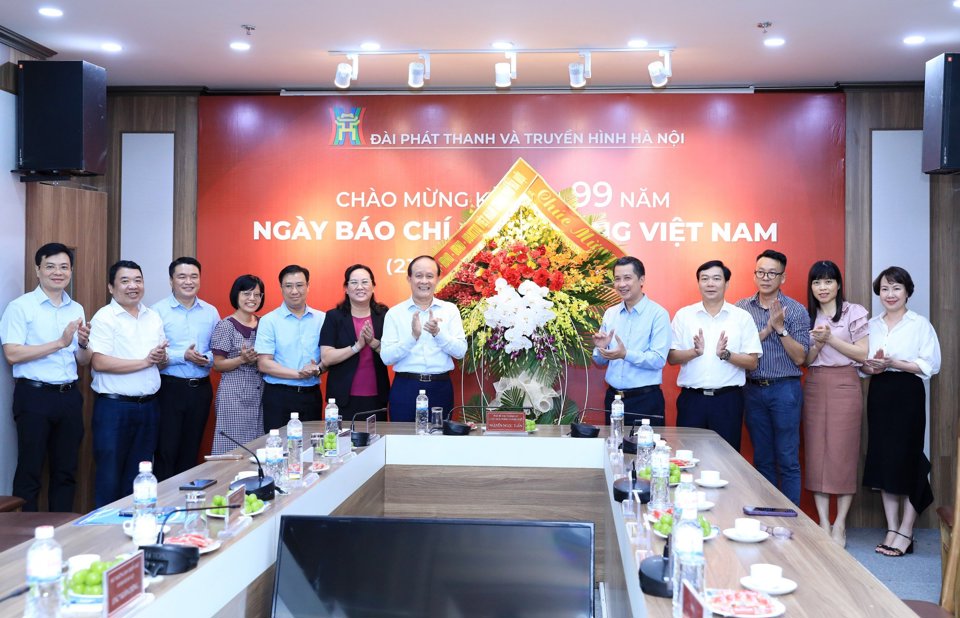 Đoàn công tác của TP Hà Nội tặng hoa, chúc mừng tập thể cán bộ, phóng viên Đài Phát thanh và Truyền hình Hà Nội 