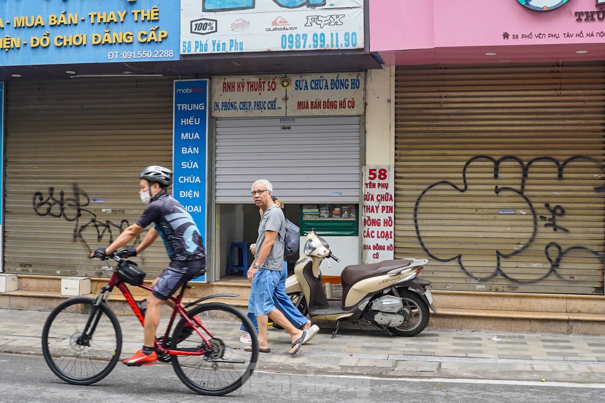 Hàng loạt ngôi nhà, cửa hàng mặt tiền quận Tây Hồ bị vẽ bậy ảnh 1